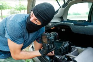 Do burglars know their victims?